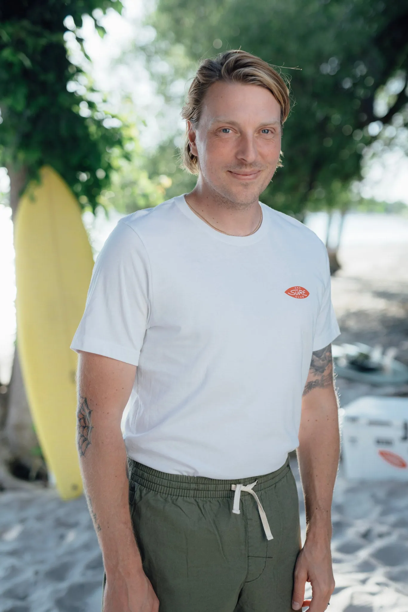 OAK SURF CLUB UNISEX OG TEE - WHITE/RED